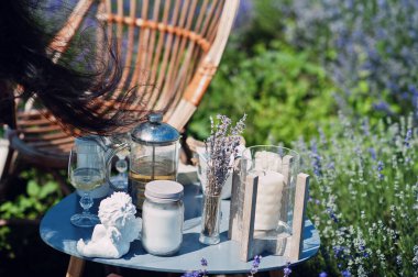 Mor lavanta tarlasındaki dekorasyonlara karşı rüzgarda saçlarını kapat.