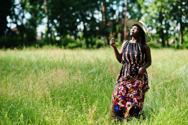 Parktaki Yeşil Çimlere Poz Veren Yaşlarda Afro Amerikan Bir Kadının — Stok fotoğraf