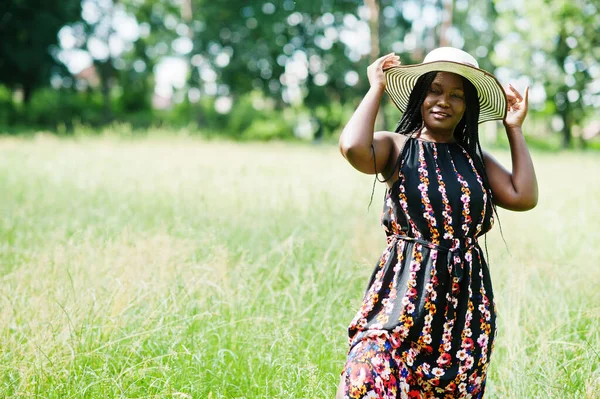 Portret Wspaniałej Afrykańskiej Kobiety Dwudziestce Letniej Czapce Pozującej Zielonej Trawie — Zdjęcie stockowe