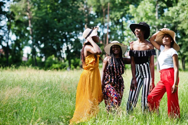 Чотири Прекрасні Африканські Жінки Америці Носять Літню Шапку Проводячи Час — стокове фото