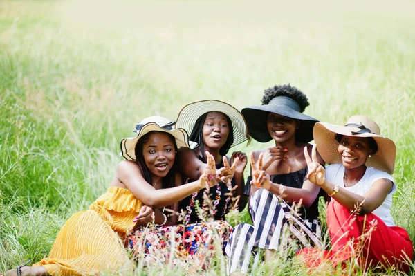 Ομάδα Τεσσάρων Πανέμορφων Αφροαμερικανών Γυναικών Φορούν Καλοκαιρινό Καπέλο Κάθονται Στο — Φωτογραφία Αρχείου