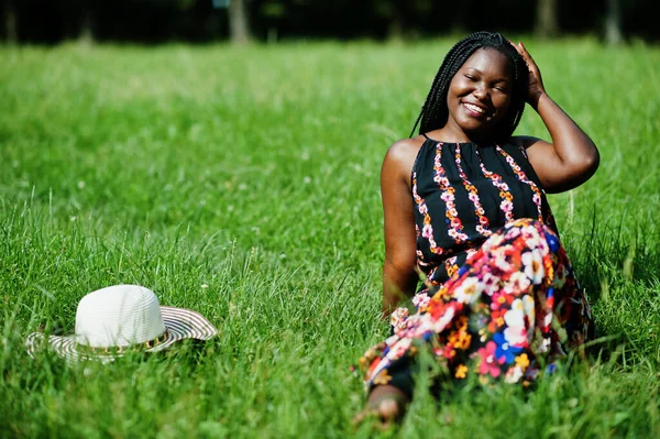 Retrato Linda Mulher Afro Americana 20S Chapéu Verão Sentado Grama — Fotografia de Stock