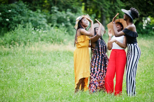 Grupp Fyra Underbara Afrikanska Amerikanska Kvinnor Bär Sommar Hatt Tillbringa — Stockfoto