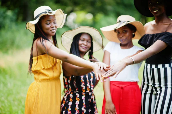 Grupo Quatro Lindas Mulheres Africanas Americanas Usam Chapéu Verão Passando — Fotografia de Stock