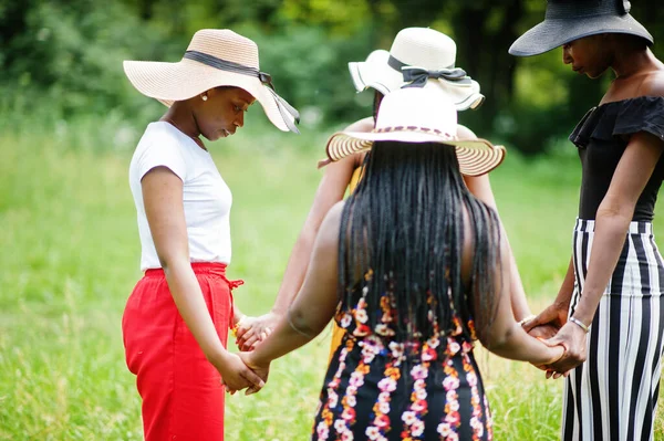 Ομάδα Τεσσάρων Πανέμορφων Αφροαμερικανών Γυναικών Φορούν Καλοκαιρινό Καπέλο Κρατώντας Χέρια — Φωτογραφία Αρχείου