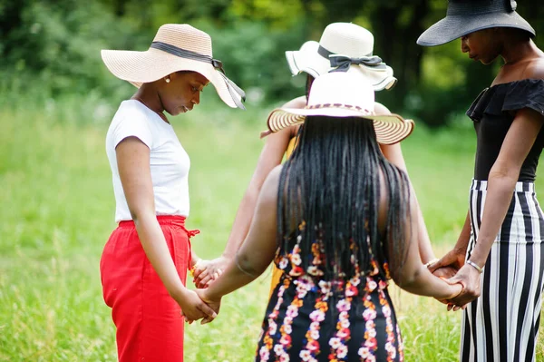 Négy Gyönyörű Afro Amerikai Nőből Álló Csoport Nyári Kalapot Visel — Stock Fotó