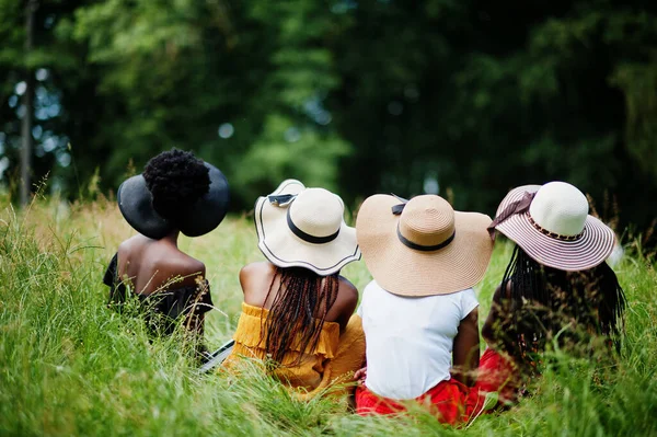 Vista Trasera Del Grupo Cuatro Mujeres Afroamericanas Magníficas Usan Sombrero — Foto de Stock