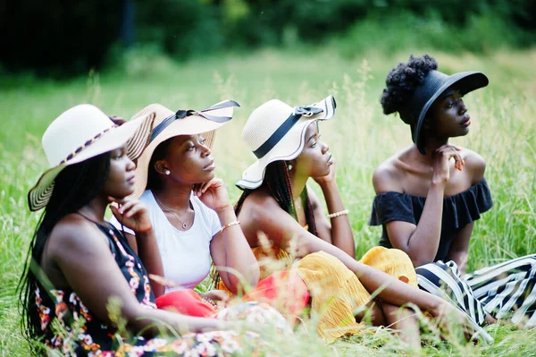 Gruppe Von Vier Wunderschönen Afrikanisch Amerikanischen Frauen Trägt Sommermütze Sitzt — Stockfoto