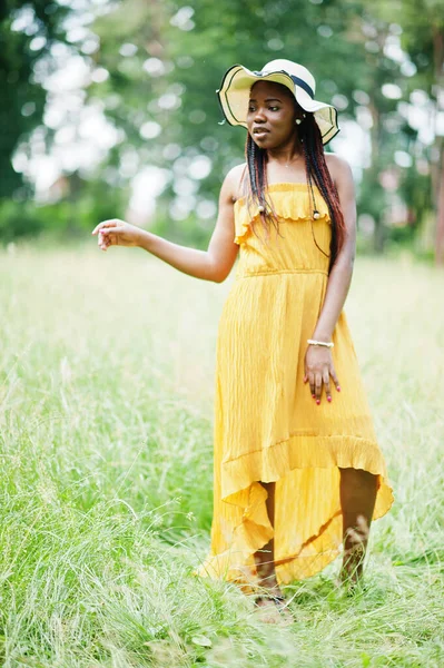 Portret Wspaniałej Afrykańskiej Kobiety Tce Żółtej Sukience Letniej Czapce Pozującej — Zdjęcie stockowe