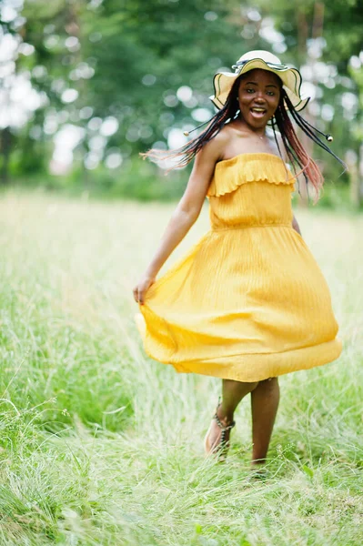 Retrato Linda Mulher Afro Americana 20S Desgaste Vestido Amarelo Chapéu — Fotografia de Stock
