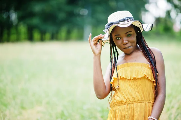 Portret Wspaniałej Afrykańskiej Kobiety Tce Żółtej Sukience Letniej Czapce Pozującej — Zdjęcie stockowe
