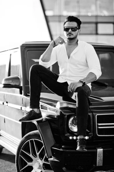 Sólido Asiático Hombre Blanco Camisa Gafas Sol Posado Cerca Negro — Foto de Stock