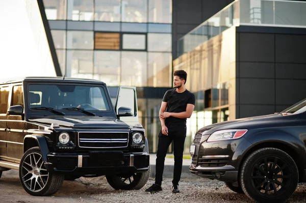 Ásia Homem Desgaste Todos Preto Posado Perto Suv Carro — Fotografia de Stock