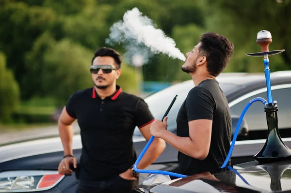 Два Азиатских Брата Мужчина Носить Черных Позировать Возле Внедорожников Курить — стоковое фото