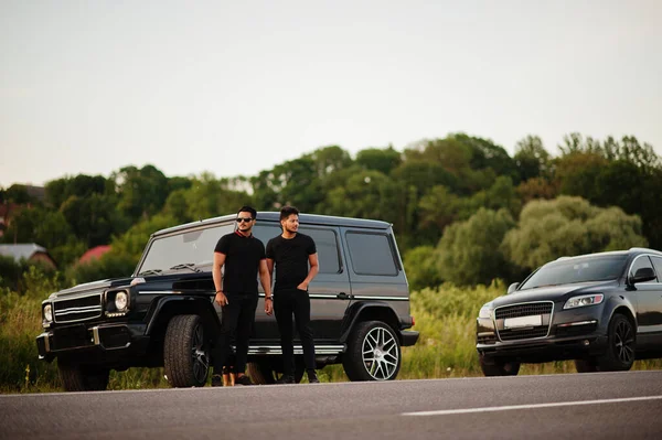 Dois Ásia Irmãos Homem Desgaste Todos Preto Posado Perto Suv — Fotografia de Stock