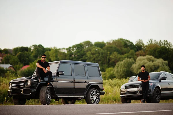 Δύο Ασιάτες Αδερφοί Φοράνε Μαύρα Στίγματα Κοντά Αυτοκίνητα Suv — Φωτογραφία Αρχείου