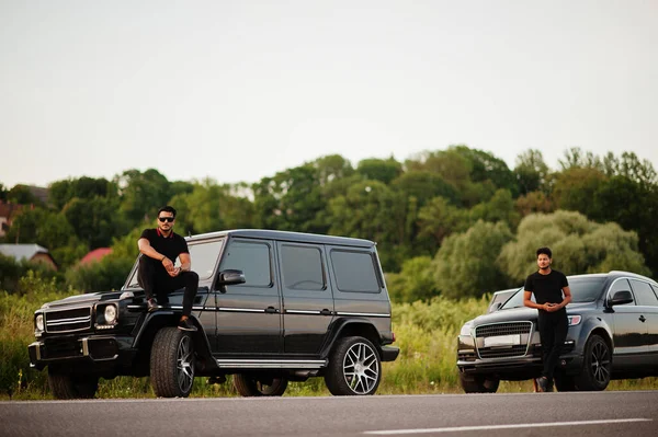 Dois Ásia Irmãos Homem Desgaste Todos Preto Posado Perto Suv — Fotografia de Stock