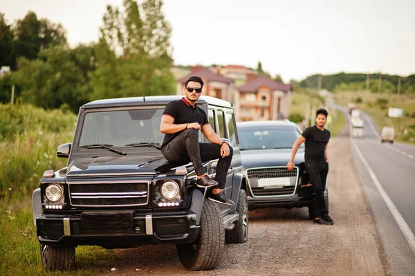 Dwóch Azjatyckich Braci Mężczyzna Nosić Wszystkie Czarne Pozowane Pobliżu Samochodów — Zdjęcie stockowe