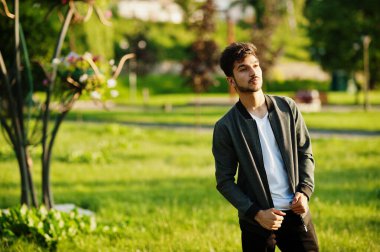 Tarz sahibi idian adam gün batımında dışarıda poz verdi..