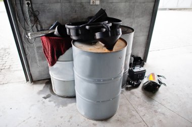 Garaj bakım istasyonunda eski yağlı baell.