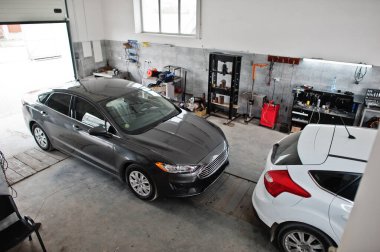 Araba tamiri ve bakım teması. Otomobil servisinde arabalar. 