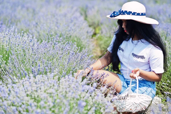 Güzel Hintli Kız Mor Lavanta Tarlasında Sepeti Tut — Stok fotoğraf