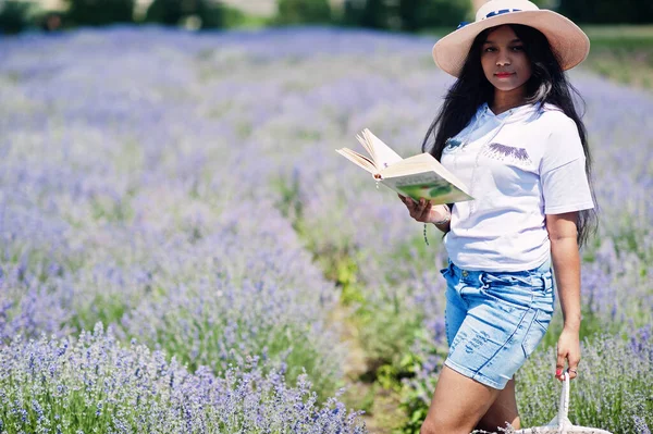 Belle Fille Indienne Lire Livre Dans Champ Lavande Pourpre — Photo