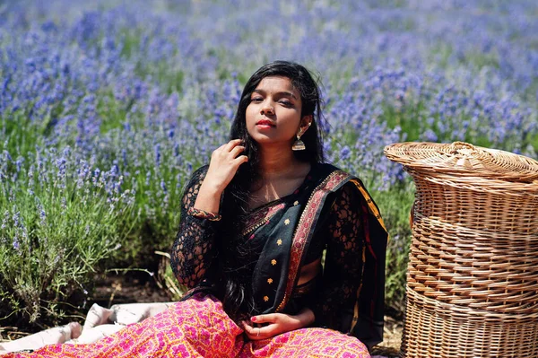 Hermosa Chica India Usar Vestido Tradicional Saree India Campo Lavanda —  Fotos de Stock