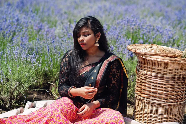 Güzel Hintli Kız Mor Lavanta Tarlasında Geleneksel Hint Elbisesi Giyiyor — Stok fotoğraf