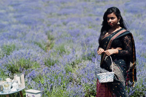在紫色薰衣草地里 美丽的印度姑娘穿着萨里印第安传统服饰 — 图库照片