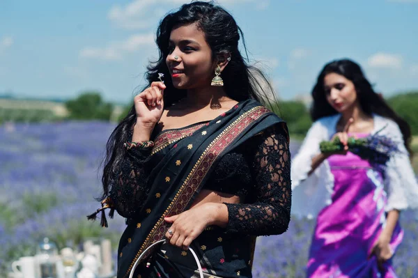 Twee Mooie Indiaanse Meisjesl Dragen Saree India Traditionele Jurk Paars — Stockfoto