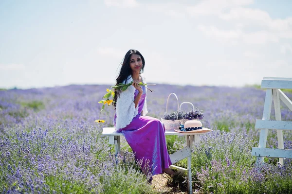 Hermosa Chica India Usar Vestido Tradicional Saree India Campo Lavanda — Foto de Stock