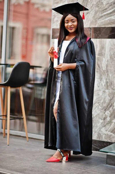 Joven Mujer Afroamericana Estudiante Con Diploma Posa Aire Libre — Foto de Stock