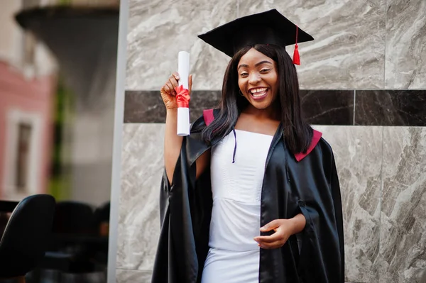 Joven Mujer Afroamericana Estudiante Con Diploma Posa Aire Libre — Foto de Stock