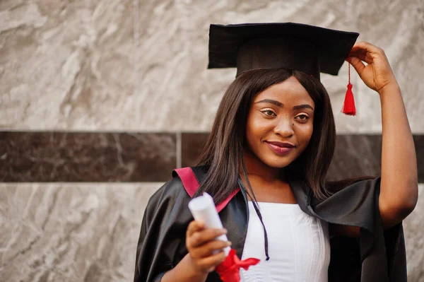 Joven Mujer Afroamericana Estudiante Con Diploma Posa Aire Libre — Foto de Stock