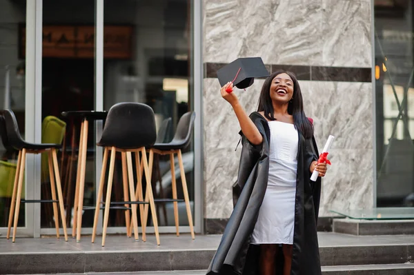Joven Mujer Afroamericana Estudiante Con Diploma Posa Aire Libre — Foto de Stock