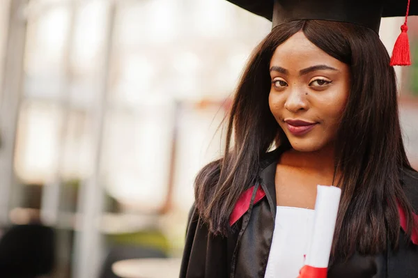 Mladá Žena Africký Americký Student Diplomem Pózuje Venku — Stock fotografie