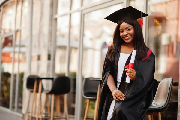 Joven Mujer Afroamericana Estudiante Con Diploma Posa Aire Libre — Foto de Stock