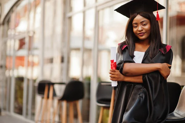 Joven Mujer Afroamericana Estudiante Con Diploma Posa Aire Libre — Foto de Stock