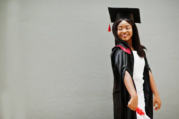 Joven Mujer Afroamericana Estudiante Con Diploma Posa Aire Libre — Foto de Stock