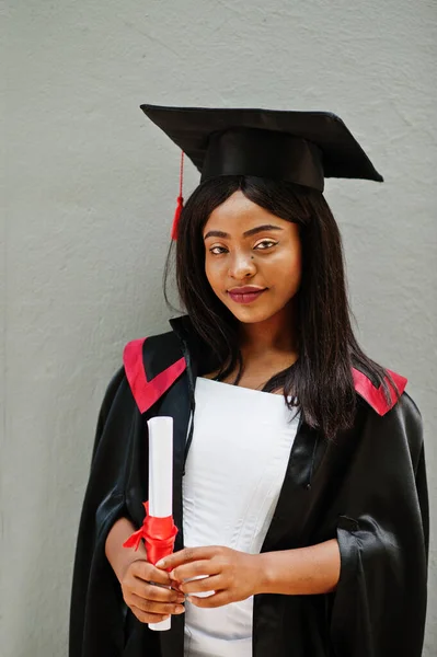 Mladá Žena Africký Americký Student Diplomem Pózuje Venku — Stock fotografie