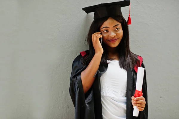 Mladá Žena Africká Americká Studentka Diplomem Mobilním Telefonem Představuje Venku — Stock fotografie