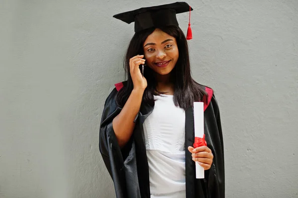 Mladá Žena Africká Americká Studentka Diplomem Mobilním Telefonem Představuje Venku — Stock fotografie