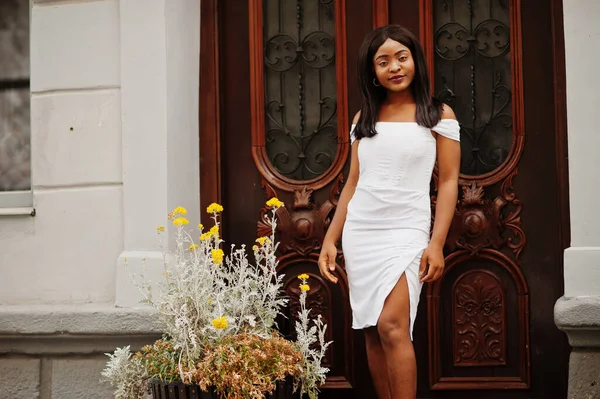 Африканская Американка Белом Платье Позировала Открытым Небом — стоковое фото
