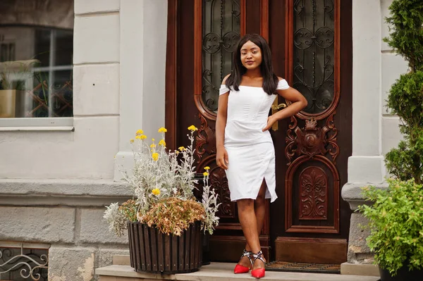 Африканская Американка Белом Платье Позировала Открытым Небом — стоковое фото