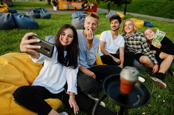 Açık Hava Sinemasında Film Izleyen Telefonda Selfie Çeken Çok Irklı — Stok fotoğraf