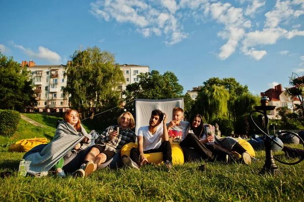 Ung Multietnisk Grupp Människor Tittar Film Poof Utomhusbio — Stockfoto