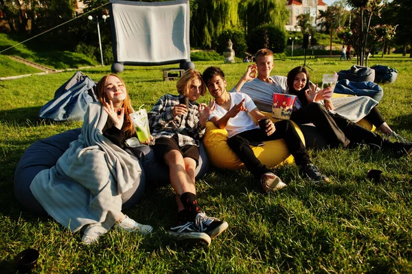 Joven Grupo Multiétnico Personas Viendo Películas Poof Cine Aire Libre — Foto de Stock