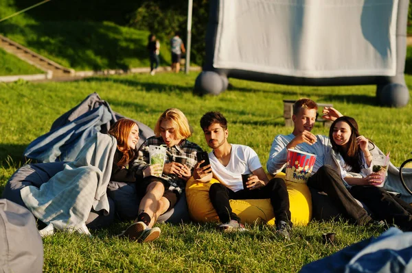 Açık Hava Sinemasında Film Izleyen Çok Irklı Bir Grup Genç — Stok fotoğraf