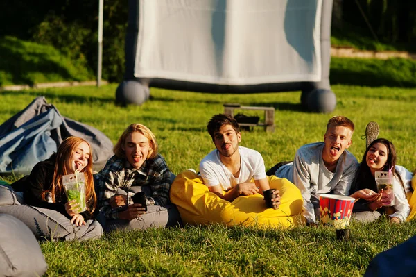 Jeune Groupe Multi Ethnique Personnes Regardant Film Poof Dans Cinéma — Photo